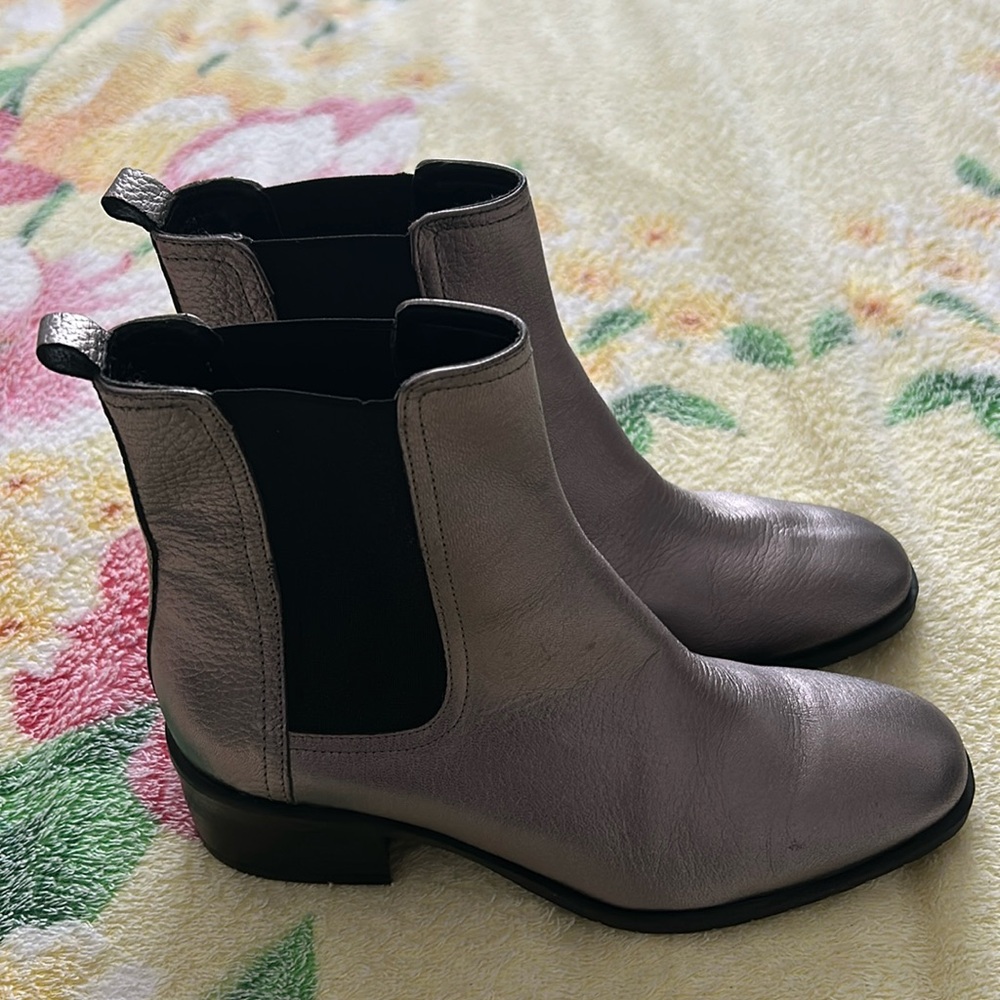 Brand Reaction Kenneth Cole .Women silver boots. Size 7.5. Very good condition.